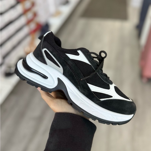 SOPHIE BLACK LOW TOP CHUNKY SNEAKER - Picture 4 of 7